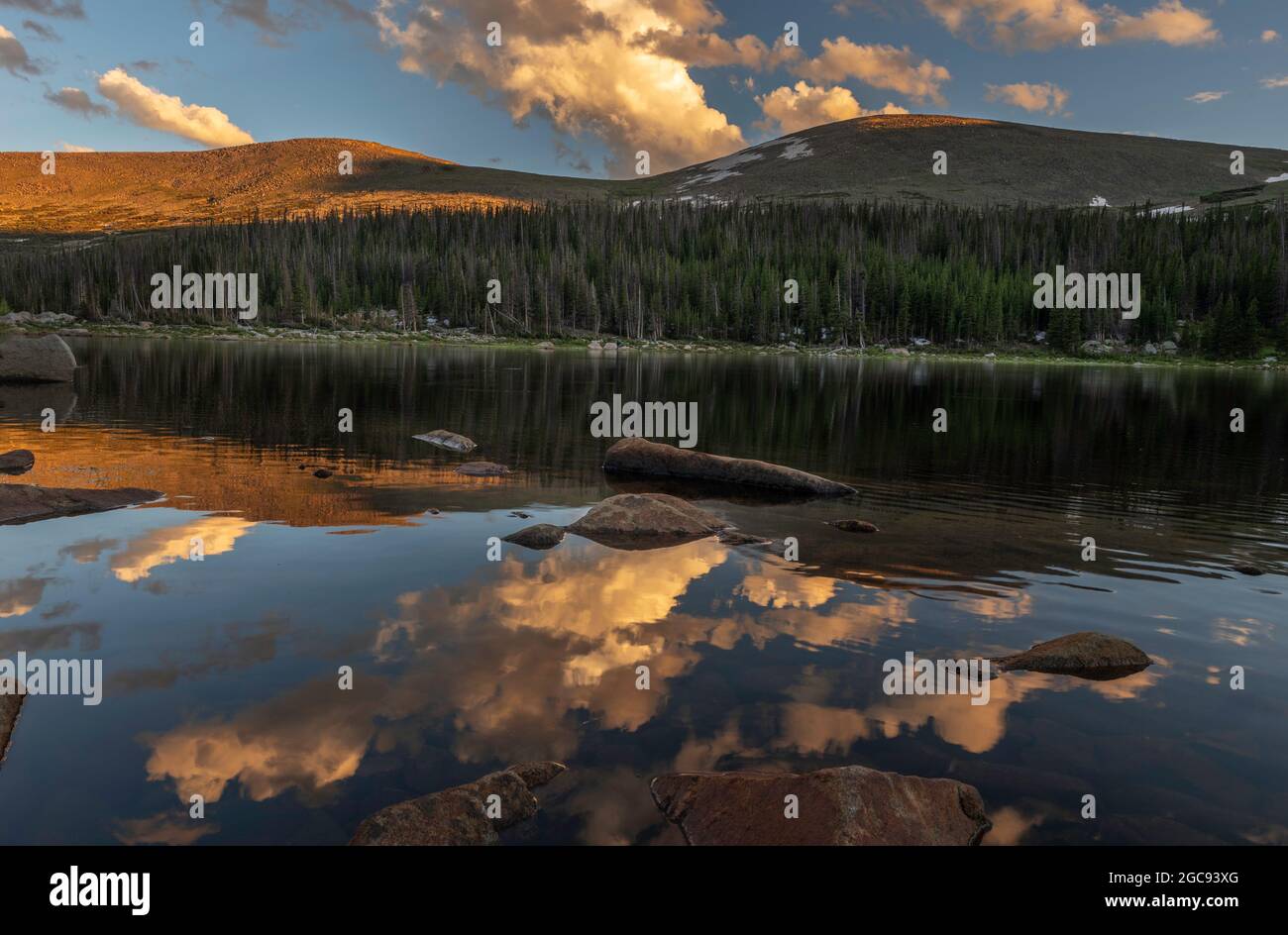 Réflexions au coucher du soleil au lac Lost dans le parc national des montagnes Rocheuses Banque D'Images