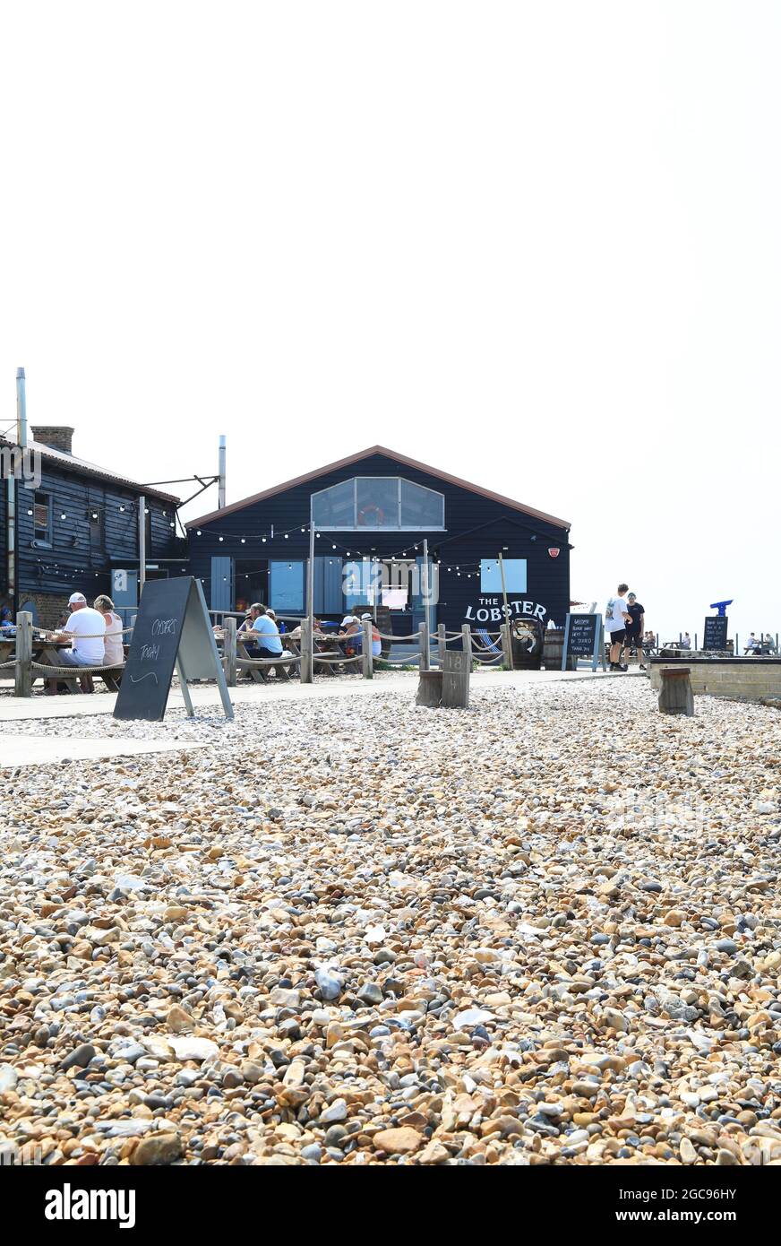 Le Lobster Shack, bar de la plage servant des fruits de mer chauds et froids, du homard au poisson frit accompagné de bières locales, sur la plage de galets de Whitstable, Kent, Royaume-Uni Banque D'Images