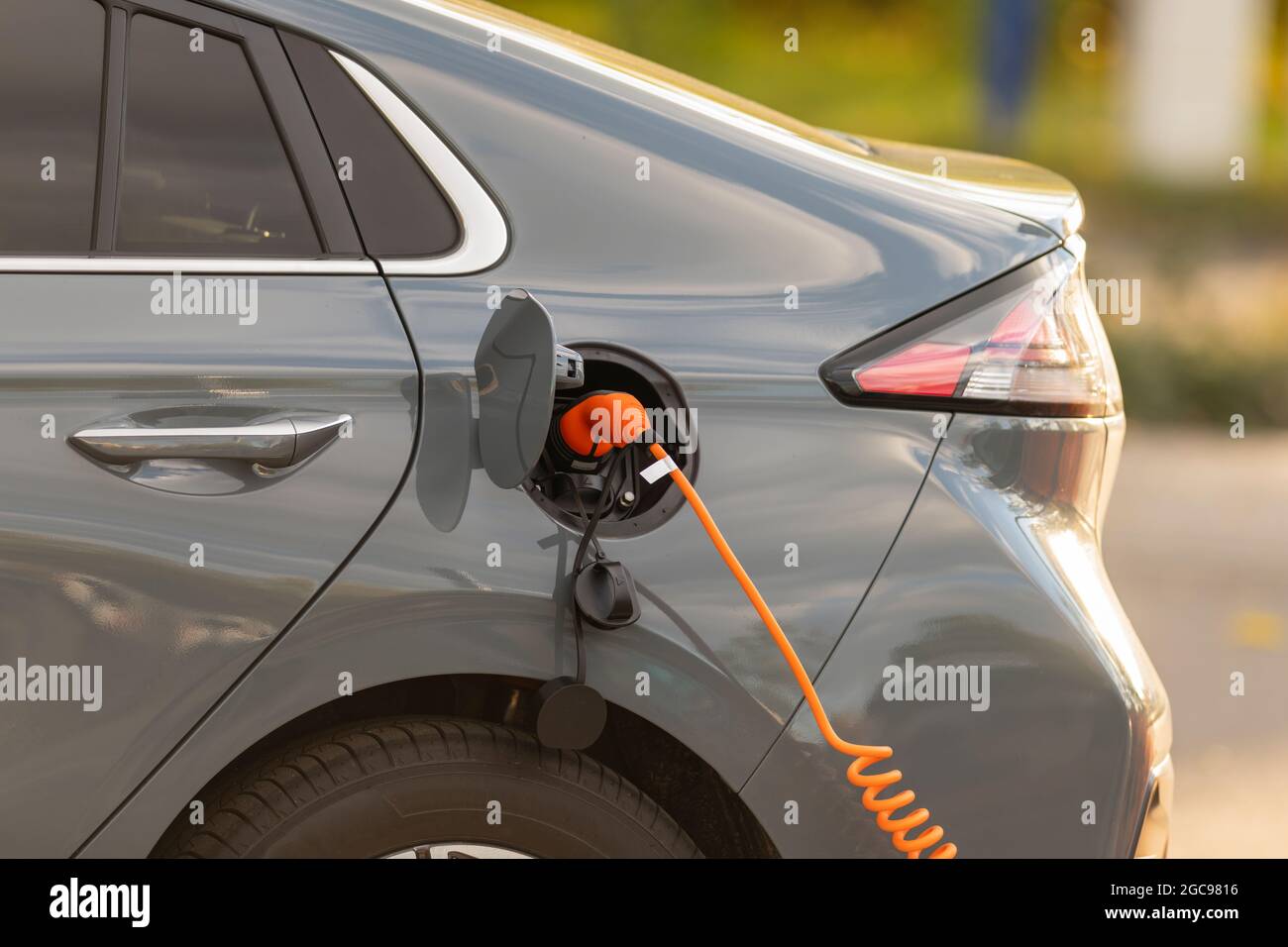 Une voiture électrique a branché le câble de charge Banque D'Images