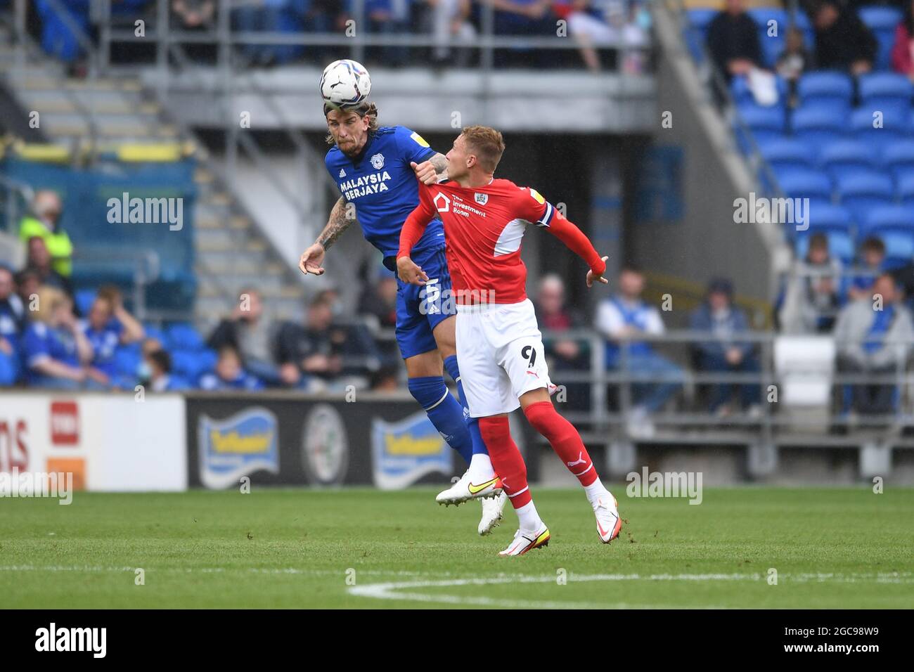 CARDIFF, ROYAUME-UNI. 7 AOÛT Aden Flint, de Cardiff City, et Cauley Woodrow, de Barnsley, se battent pour le ballon lors du match de championnat Sky Bet entre Cardiff City et Barnsley au stade de Cardiff City, à Cardiff, le samedi 7 août 2021. (Credit: Jeff Thomas | MI News) Credit: MI News & Sport /Alay Live News Banque D'Images