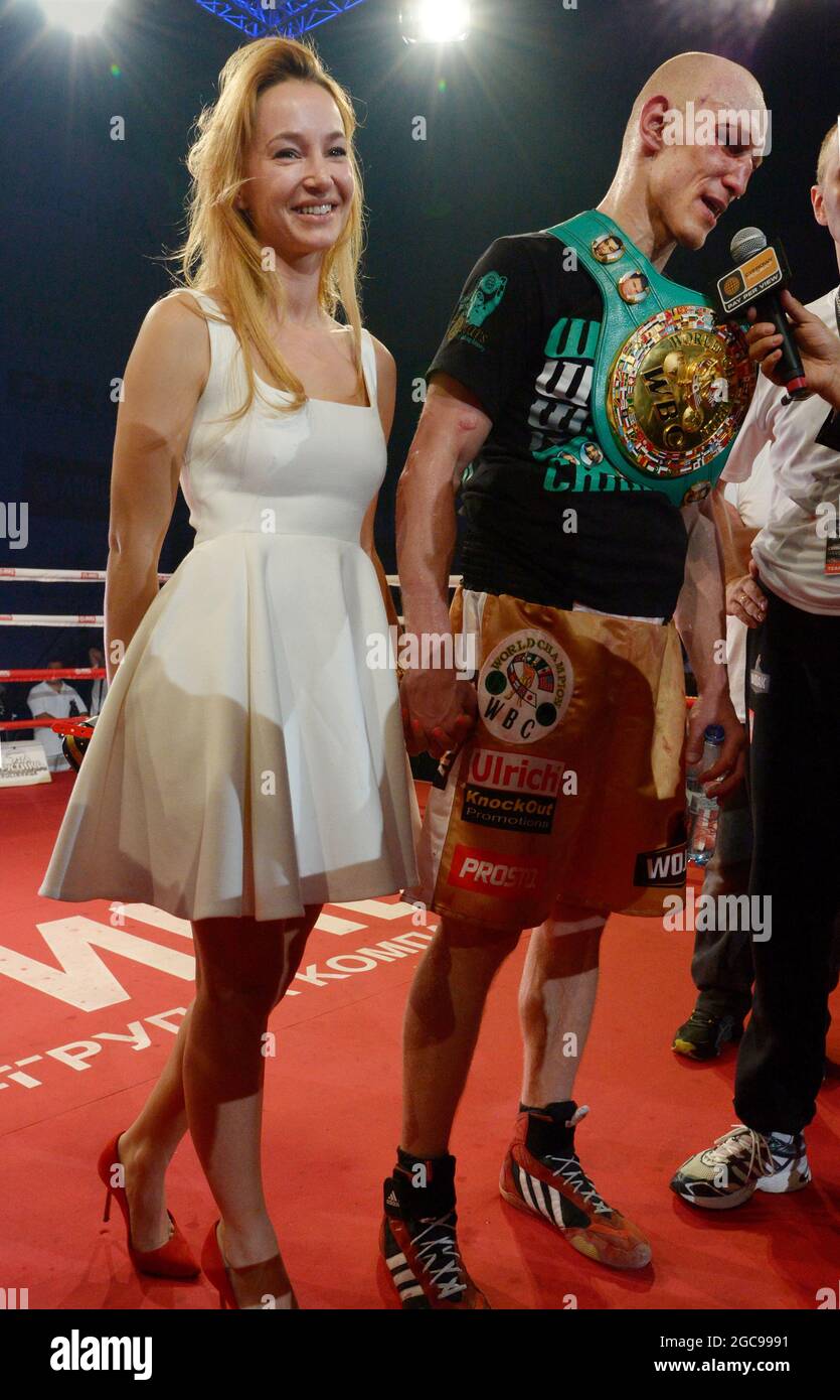 06.21.2013 Moscou Russie. Le boxeur gagnant Krzysztof Wlodarczyk (avec sa femme) dans l'anneau donnant une interview . Il est le champion WBC 1st heavweight AFT Banque D'Images