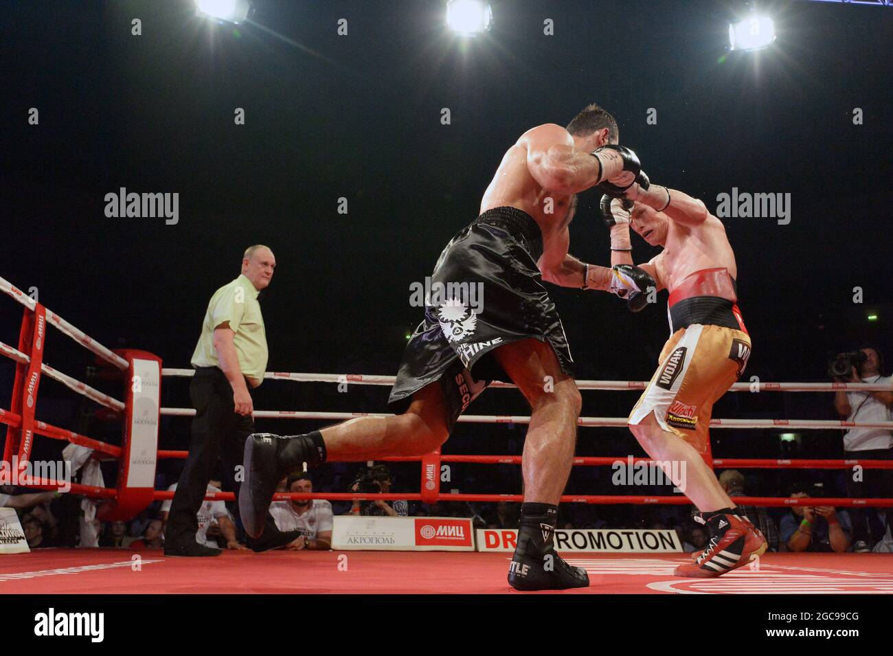 06-21-2013 Moscou Russie. Boxe entre Rakhim Chakhiev et Krzysztof Wlodarczyk pour le championnat en poids lourd . Attaque de Chakhiev ! Banque D'Images