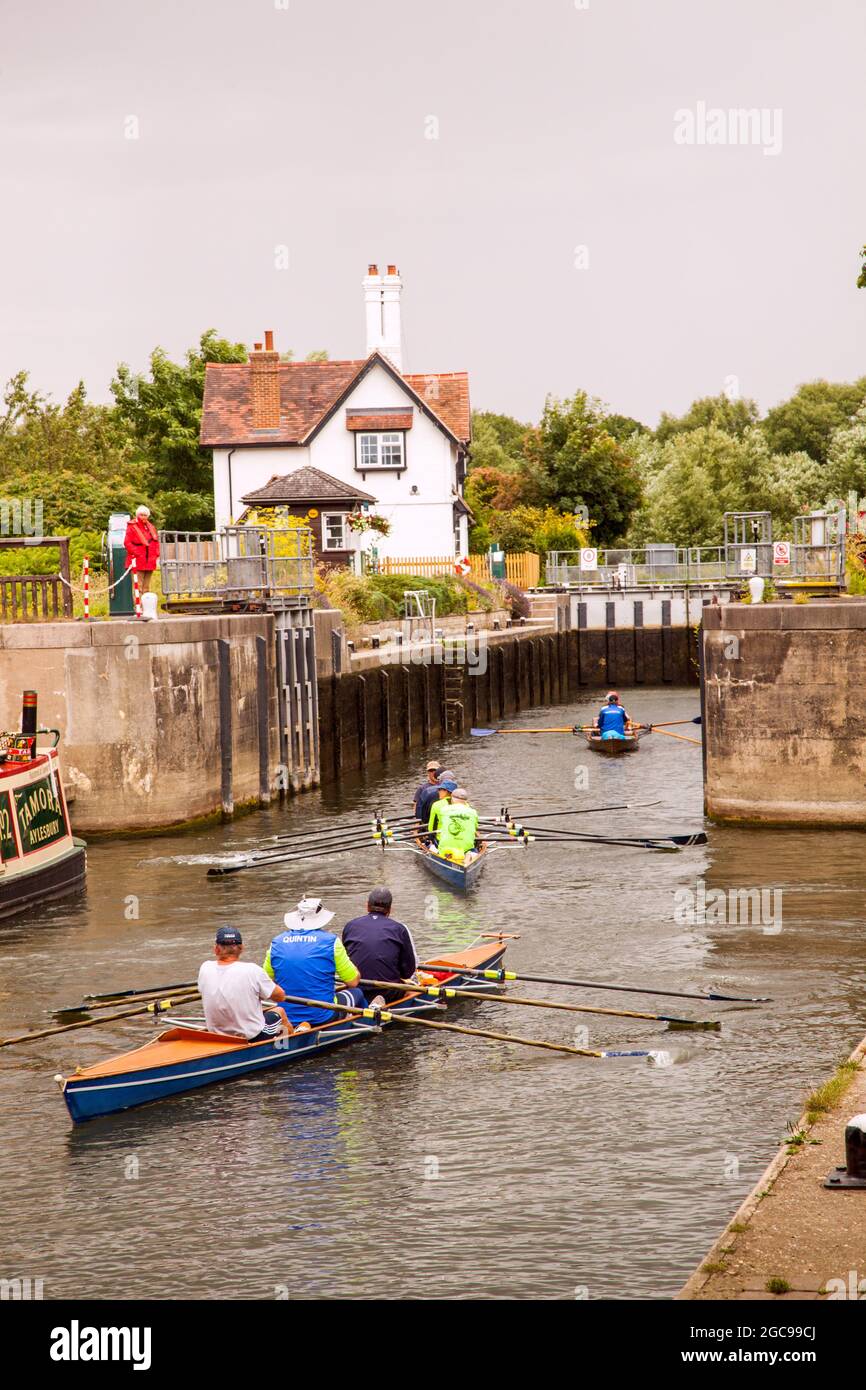 Des gens qui ravirent des bateaux le long de la Tamise à Goring sur la Tamise South Oxfordshire, Angleterre Banque D'Images