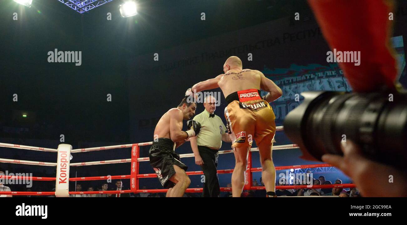 06-21-2013 Moscou Russie. Combat de boxe entre Rakhim Chakhiev et Krzysztof Wlodarczyk pour le championnat en poids lourd. Célèbre crochet gauche de WLO Banque D'Images