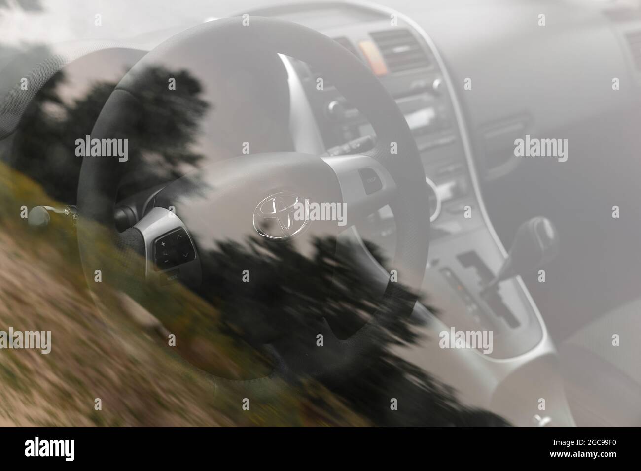 Dnipro, Ukraine - 30 juillet 2021 : Toyota Auris 2012 couleur argent. Intérieur de la voiture Banque D'Images