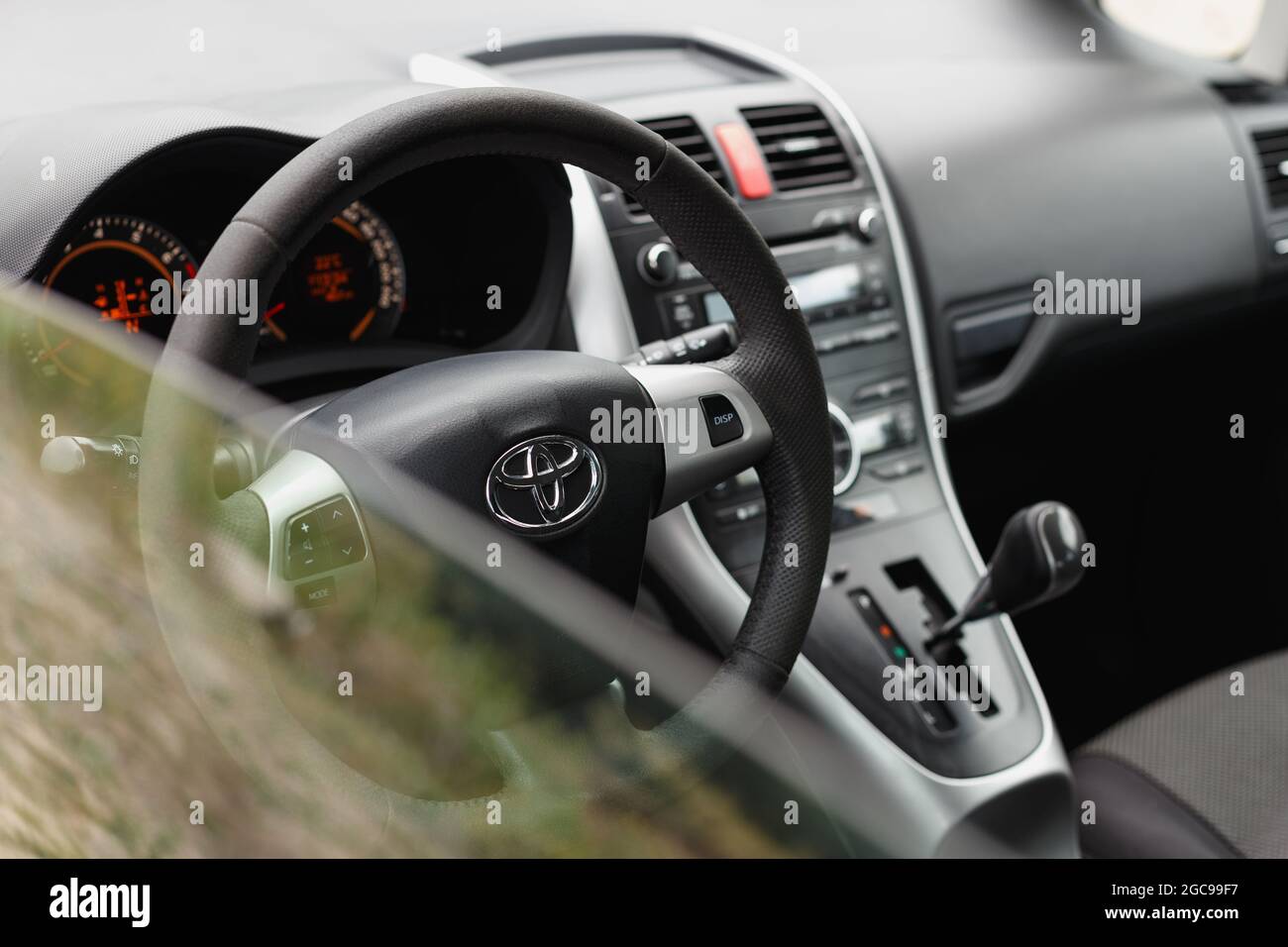 Dnipro, Ukraine - 30 juillet 2021 : Toyota Auris 2012 couleur argent. Intérieur de la voiture Banque D'Images
