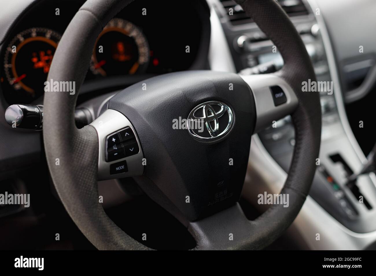 Dnipro, Ukraine - 30 juillet 2021 : Toyota Auris 2012 couleur argent. Intérieur de la voiture Banque D'Images