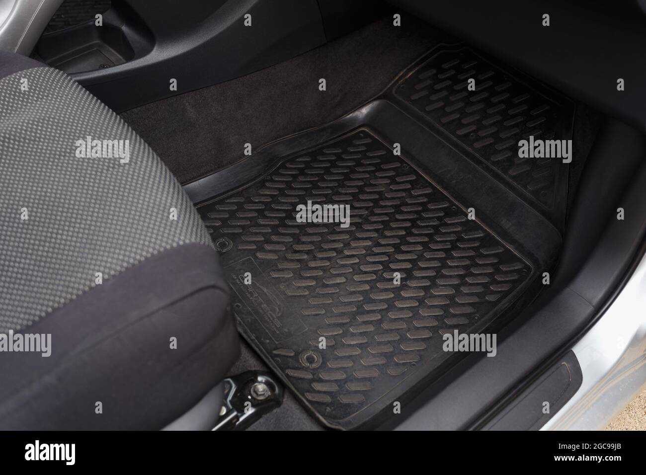 Dnipro, Ukraine - 30 juillet 2021 : Toyota Auris 2012 couleur argent. Intérieur de la voiture Banque D'Images