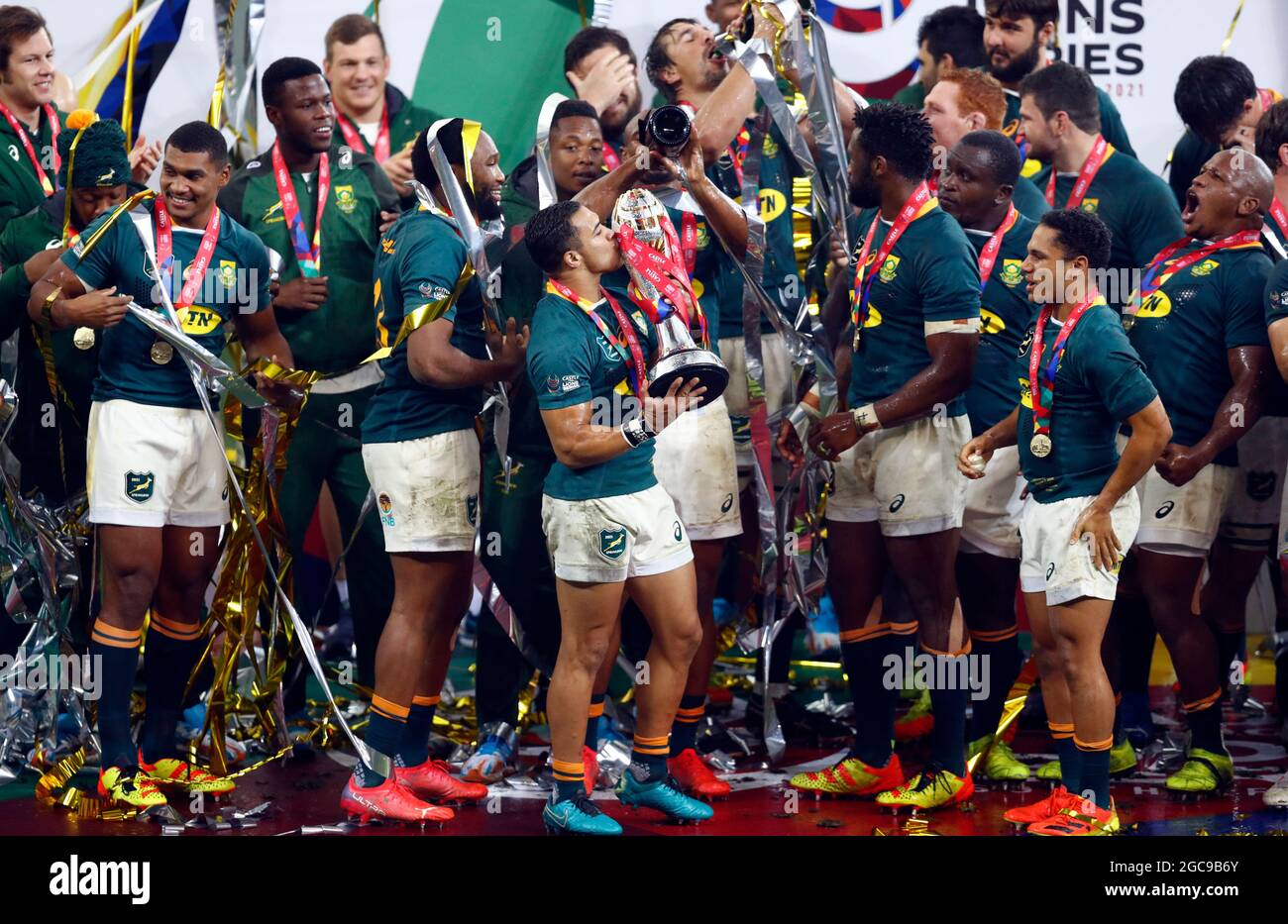 Cheslin Kolbe, en Afrique du Sud, lève le trophée de la tournée après le coup de sifflet final lors de la série Lions de Castle Lager, troisième épreuve au stade du Cap, au Cap, en Afrique du Sud. Date de la photo: Samedi 8 août 2021. Banque D'Images