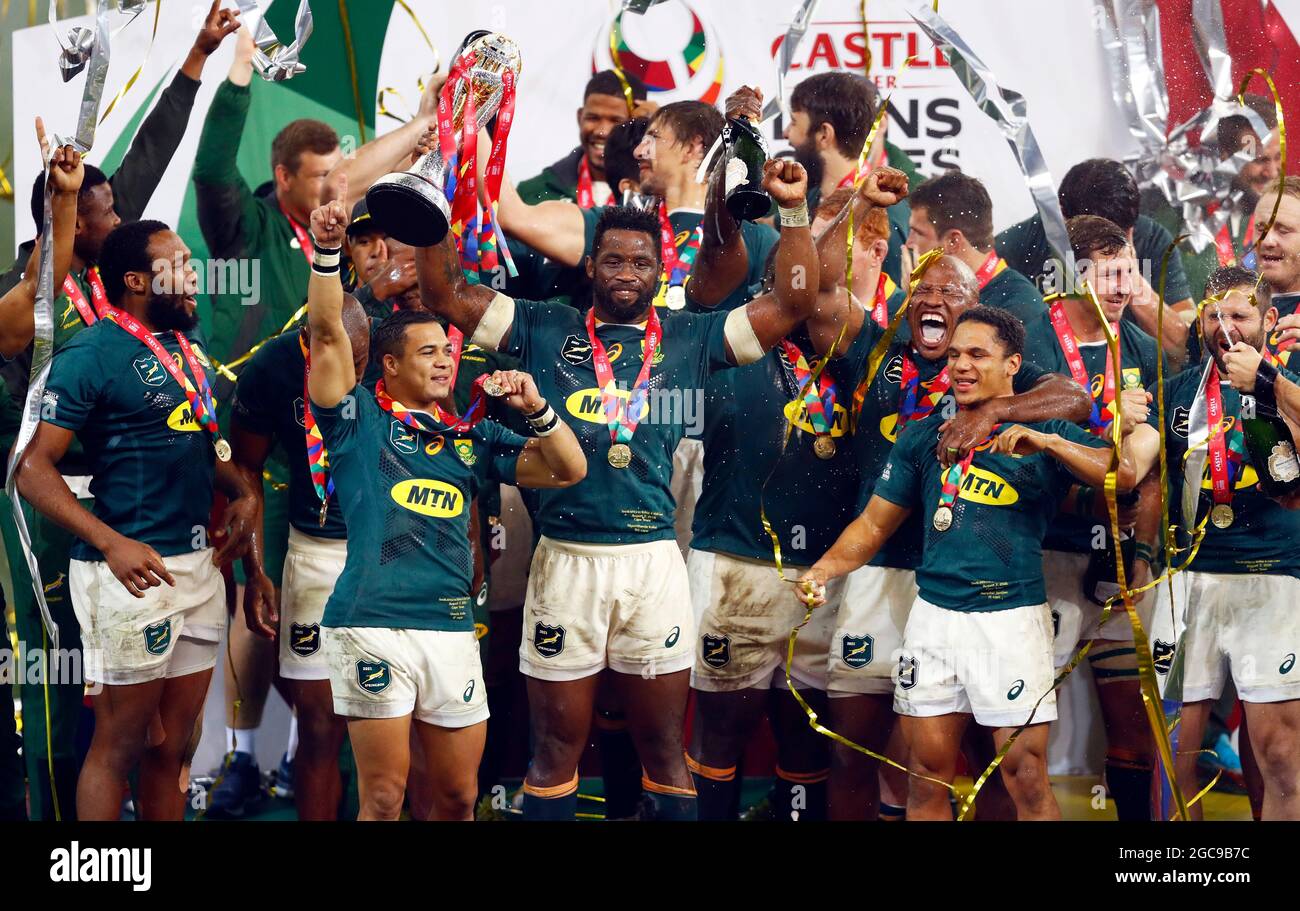 Siya Kolisi (capitaine), en Afrique du Sud, lève le trophée de la tournée après le coup de sifflet final lors de la série Lions de Castle Lager, troisième match de test au stade du Cap, au Cap, en Afrique du Sud. Date de la photo: Samedi 8 août 2021. Banque D'Images