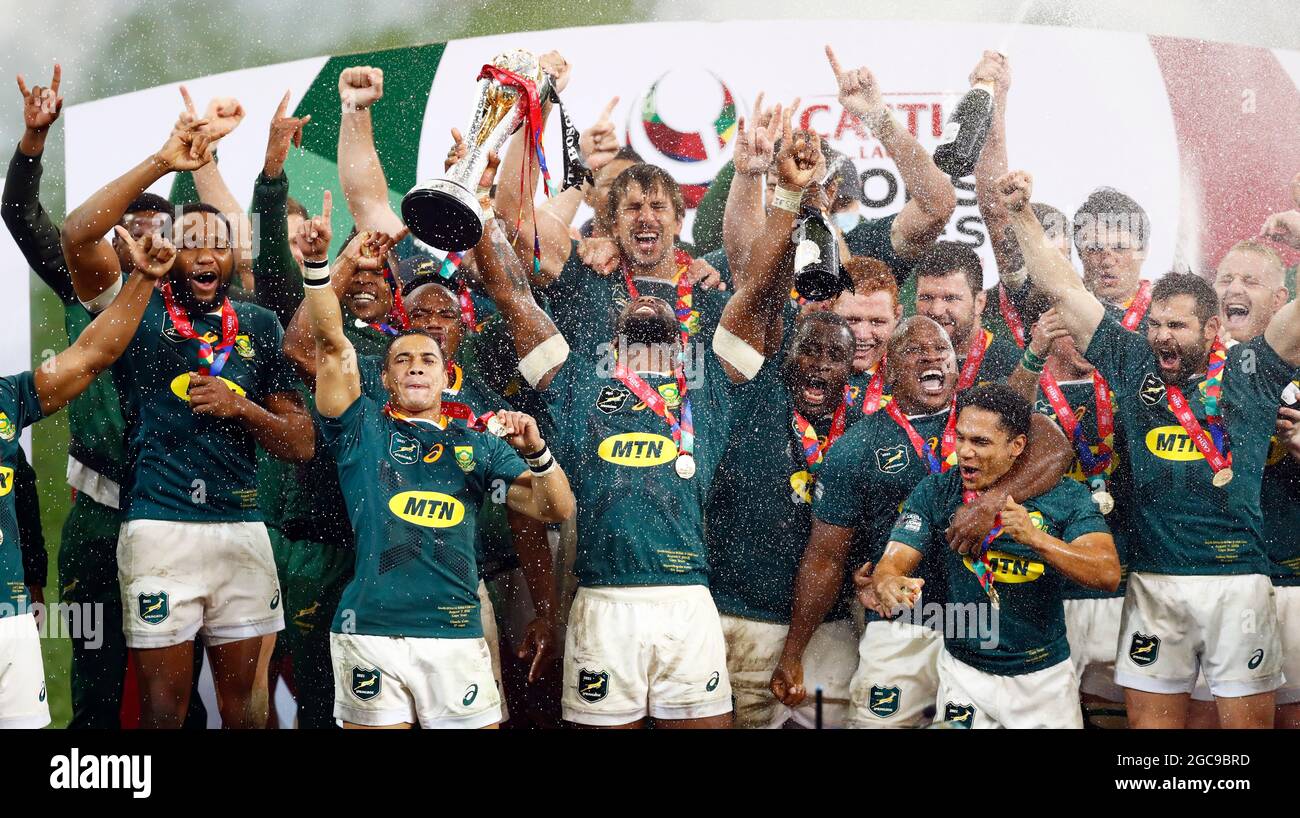 Siya Kolisi (capitaine), en Afrique du Sud, lève le trophée de la tournée après le coup de sifflet final lors de la série Lions de Castle Lager, troisième match de test au stade du Cap, au Cap, en Afrique du Sud. Date de la photo: Samedi 8 août 2021. Banque D'Images