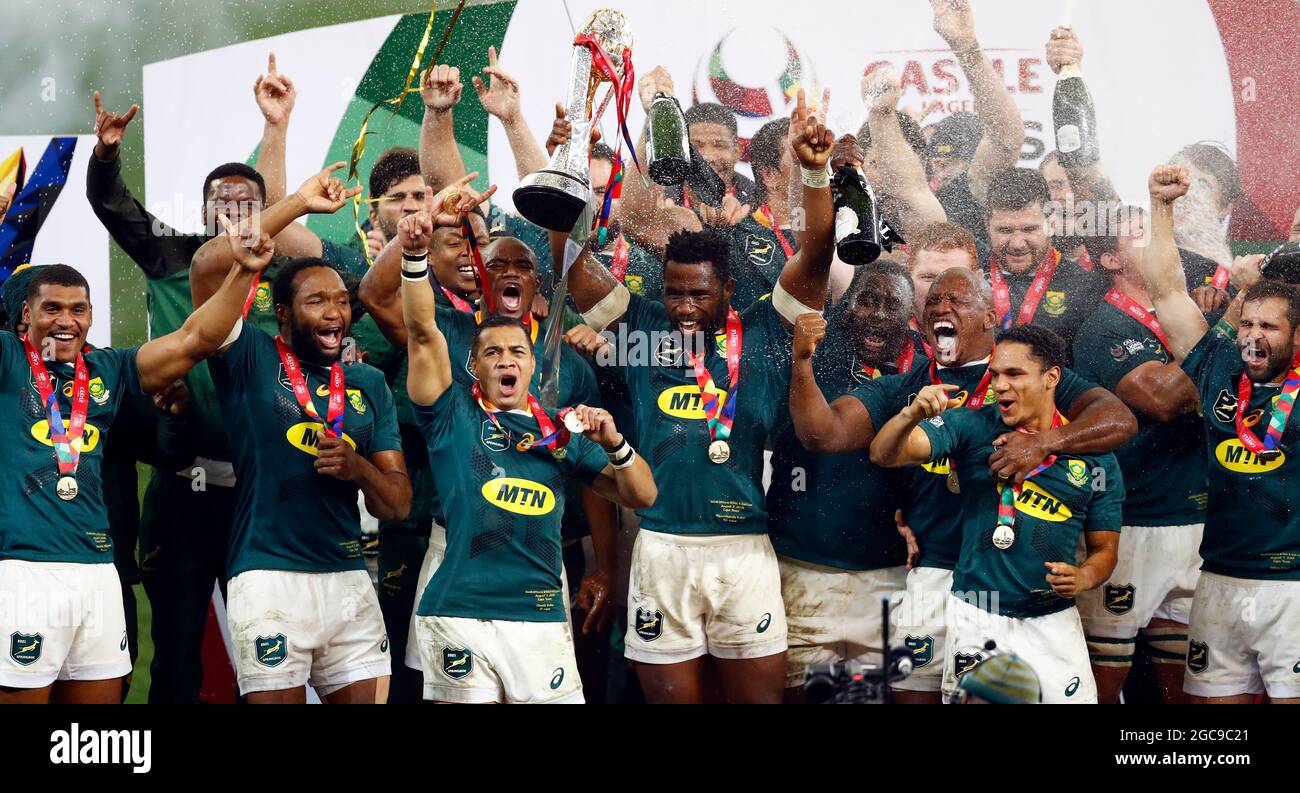 Siya Kolisi (capitaine), en Afrique du Sud, lève le trophée de la tournée après le coup de sifflet final lors de la série Lions de Castle Lager, troisième match de test au stade du Cap, au Cap, en Afrique du Sud. Date de la photo: Samedi 8 août 2021. Banque D'Images