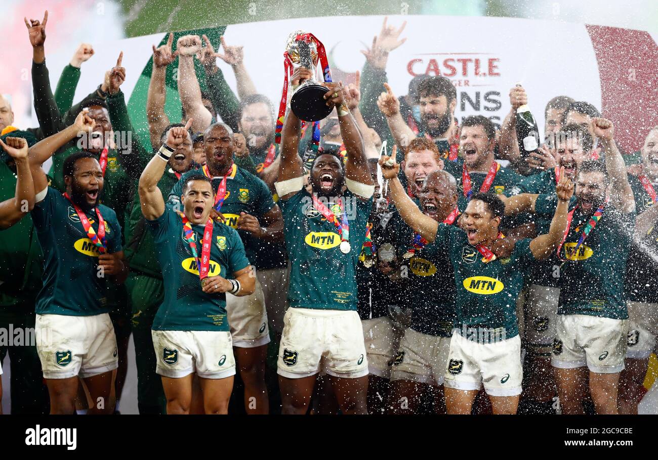 Siya Kolisi (capitaine), en Afrique du Sud, lève le trophée de la tournée après le coup de sifflet final lors de la série Lions de Castle Lager, troisième match de test au stade du Cap, au Cap, en Afrique du Sud. Date de la photo: Samedi 8 août 2021. Banque D'Images