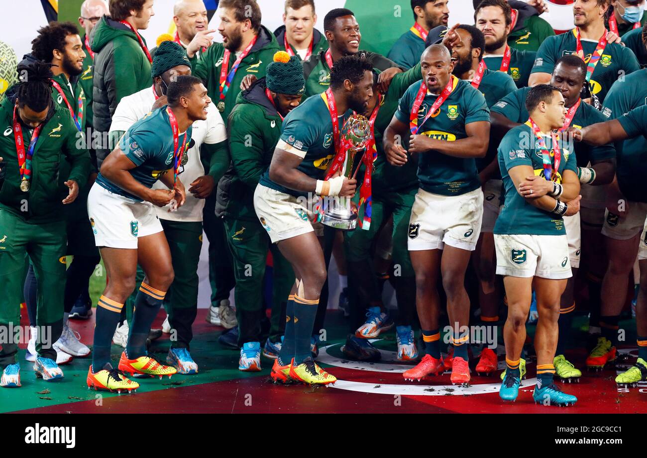 Siya Kolisi (capitaine), en Afrique du Sud, lève le trophée de la tournée après le coup de sifflet final lors de la série Lions de Castle Lager, troisième match de test au stade du Cap, au Cap, en Afrique du Sud. Date de la photo: Samedi 8 août 2021. Banque D'Images