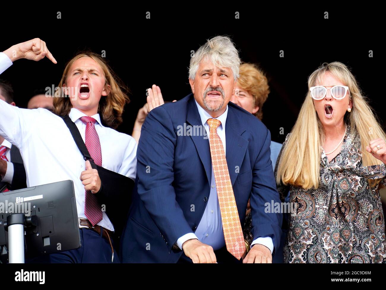 7 août 2021, Saratoga Springs, NY, États-Unis : 07 août 2021: L'entraîneur Steve Asmussen et sa famille célèbrent au Saratoga Race course à Saratoga Springs, New York comme le cheval # et le jockey gagner x course lui donnant la victoire #9,446 faisant Steve Asmussen l'entraîneur de premier temps par victoires le 7 août 2021. DaN HearyEclipse SportswireCSM Banque D'Images