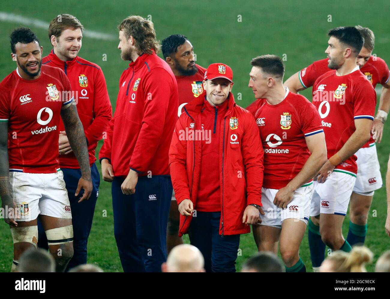 Gareth Davies et Josh Adams, les Lions britanniques et irlandais, réagissent après le sifflet final lors de la série Lions de Castle Lager, troisième épreuve au stade du Cap, au Cap, en Afrique du Sud. Date de la photo: Samedi 8 août 2021. Banque D'Images