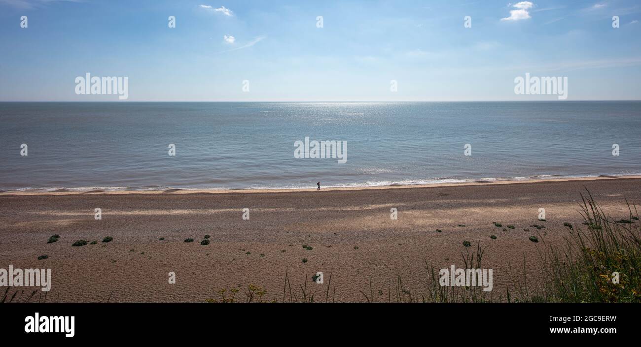 Une promenade le long de la plage sur la côte du Suffolk Banque D'Images