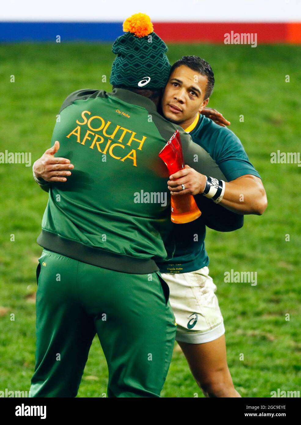 Homme du match Cheslin Kolbe d'Afrique du Sud avec Ox Nche après le coup de sifflet final pendant la série Lions de Castle Lager, troisième match de test au stade du Cap, Cape Town, Afrique du Sud. Date de la photo: Samedi 8 août 2021. Banque D'Images