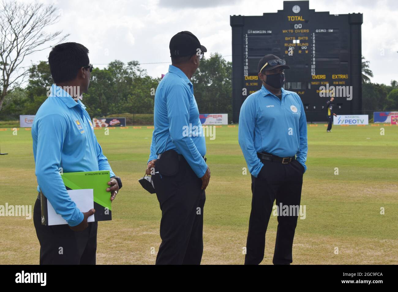 Les arbitres sri-lankais ont commencé un match de cricket. Le pittoresque terrain de cricket de l'Army Ordinance. Dombagode. Sri Lanka. Banque D'Images