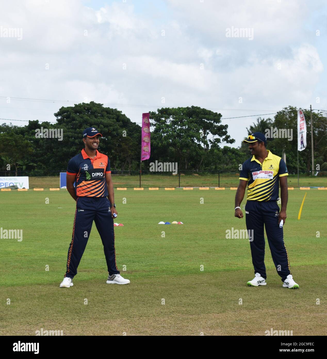Les joueurs de cricket du Sri Lanka Dinesh Chandimal et Seekuge Prasanna à la mise en jeu pour un match. Au pittoresque terrain de cricket de l'Army Ordinance. Dombagode. Sri Lanka. Banque D'Images