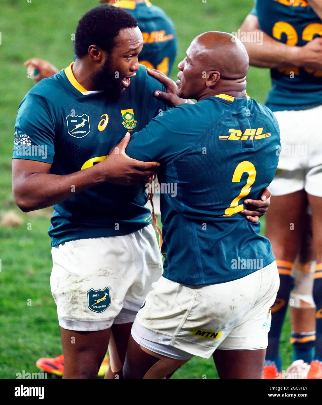 Lukhanyo am et Bongi Mbonambi en Afrique du Sud célèbrent après le coup de sifflet final lors de la série Lions de Castle Lager, troisième match de test au stade du Cap, au Cap, en Afrique du Sud. Date de la photo: Samedi 8 août 2021. Banque D'Images