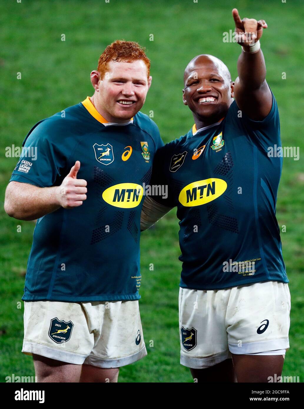 Steven Kitshoff et Bongi Mbonambi en Afrique du Sud célèbrent après le coup de sifflet final lors de la série Lions de Castle Lager, troisième match de test au stade du Cap, au Cap, en Afrique du Sud. Date de la photo: Samedi 8 août 2021. Banque D'Images