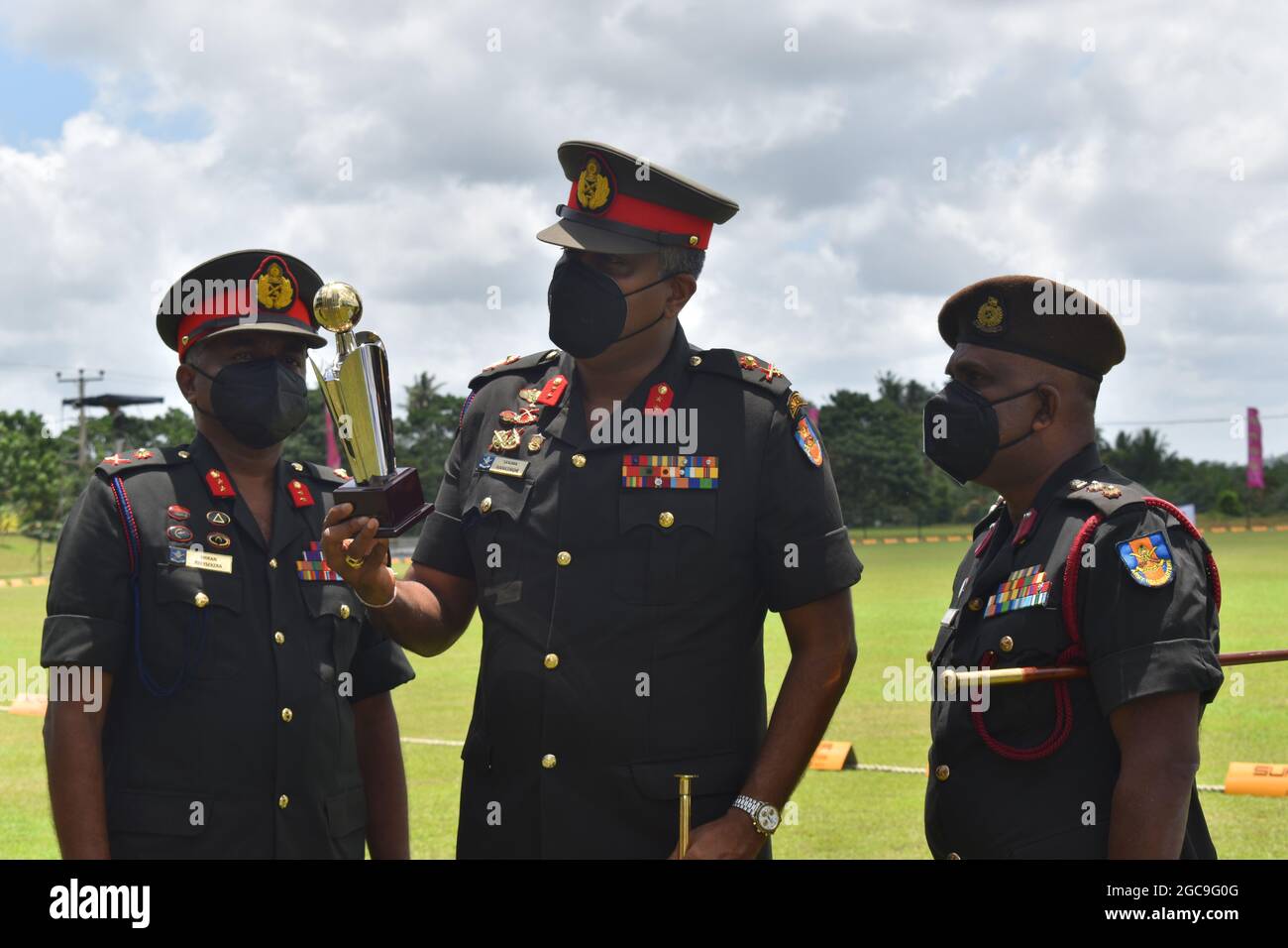 Le général de l’armée de Sri Lanka inspecte le trophée avant un événement sportif. Terrain de cricket de l'ordonnance de l'armée. Dombagode. Sri Lanka. Banque D'Images