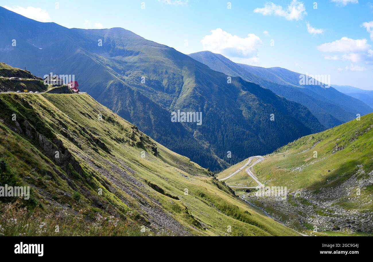 Magnifique paysage de montagne en Roumanie, où se trouve la Transfagarasan Highway - comme on l'a vu sur Top Gear qui l'a appelé « la meilleure route du monde ». Banque D'Images