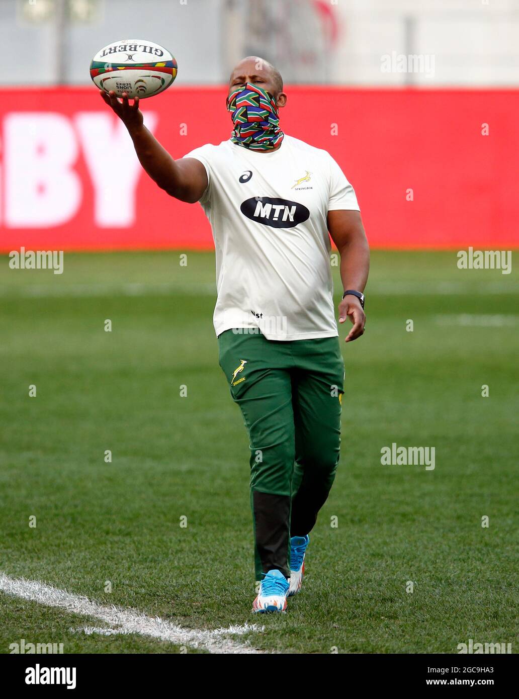 Le bâton Mzwandile d'Afrique du Sud (entraîneur de dos) lors de la série Lions de Castle Lager, troisième match de test au stade du Cap, au Cap, en Afrique du Sud. Date de la photo: Samedi 8 août 2021. Banque D'Images