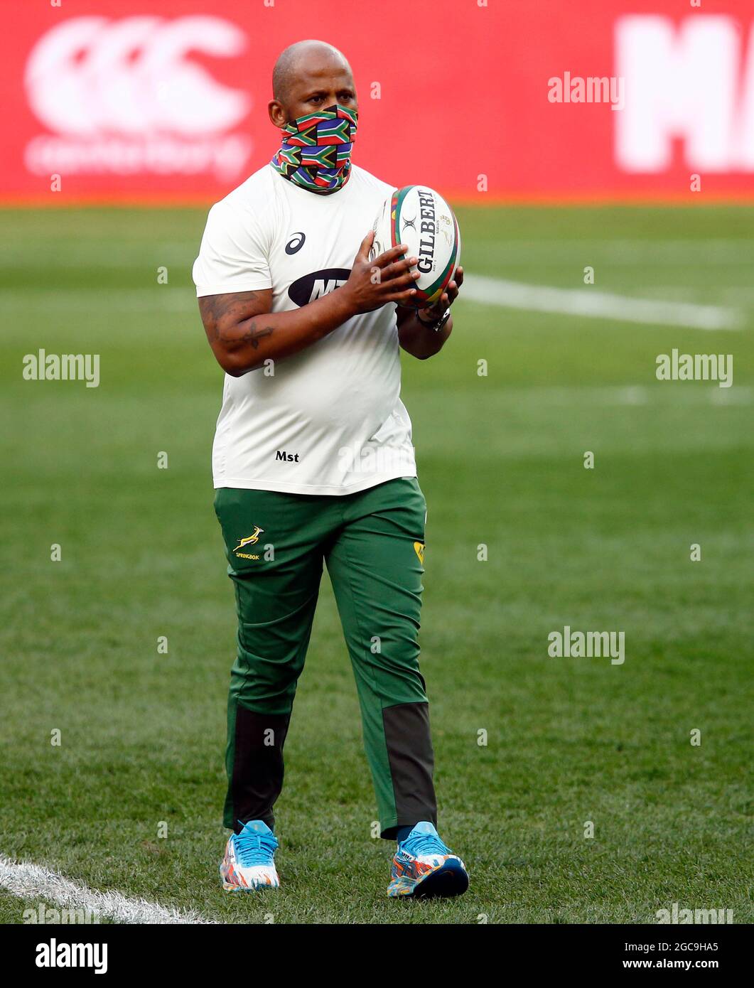 Le bâton Mzwandile d'Afrique du Sud (entraîneur de dos) lors de la série Lions de Castle Lager, troisième match de test au stade du Cap, au Cap, en Afrique du Sud. Date de la photo: Samedi 8 août 2021. Banque D'Images