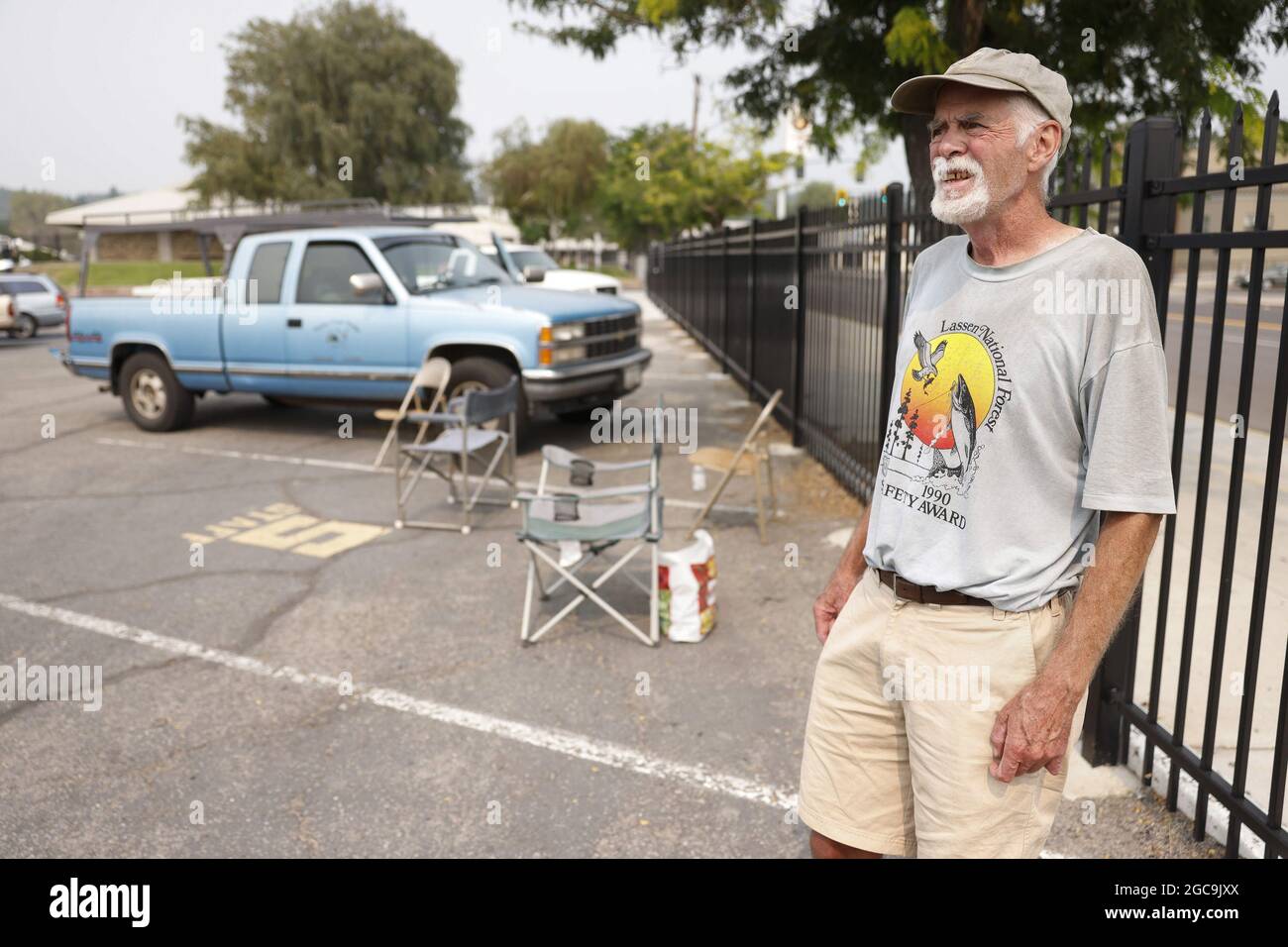 Susanville, États-Unis. 07e août 2021. L'évacué Rob Poindexter de Westwood, une petite communauté à l'est de Lae Amador, regarde la fumée montante du feu de Dixie pendant qu'il attend que les autorités reviennent chez lui tout en se réfugiant au centre d'évacuation du comté de Lassen à l'école secondaire de Lassen à Susanville, Californie pendant l'incendie de Dixie le 7 août 2021. Photo de Peter DaSilva/UPI crédit: UPI/Alay Live News Banque D'Images