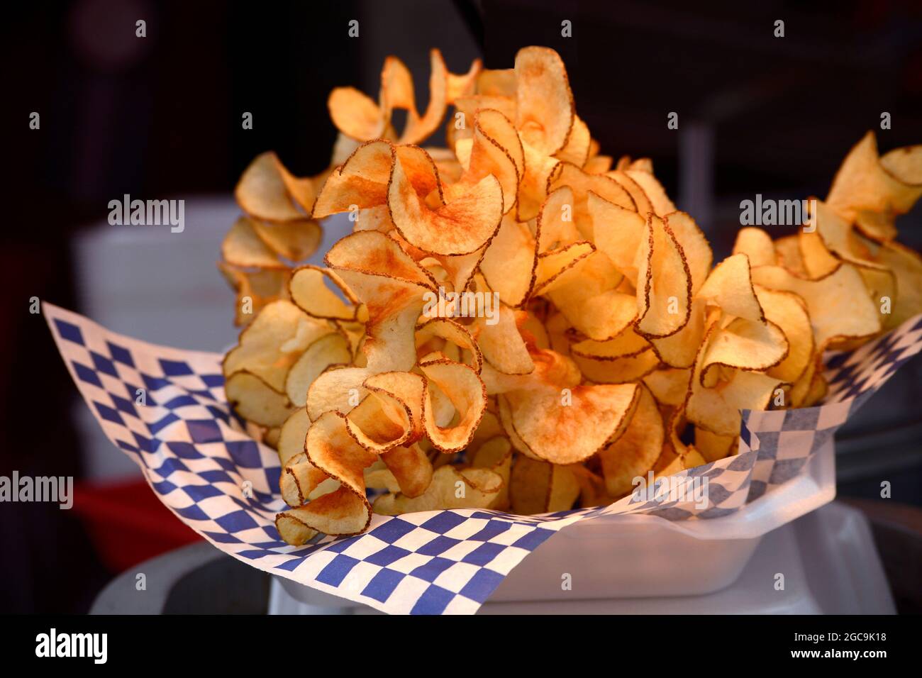 Une portion de frites au curly, ou de ruban de frites, à vendre dans un stand de restauration extérieur à Santa Fe, Nouveau-Mexique. Banque D'Images