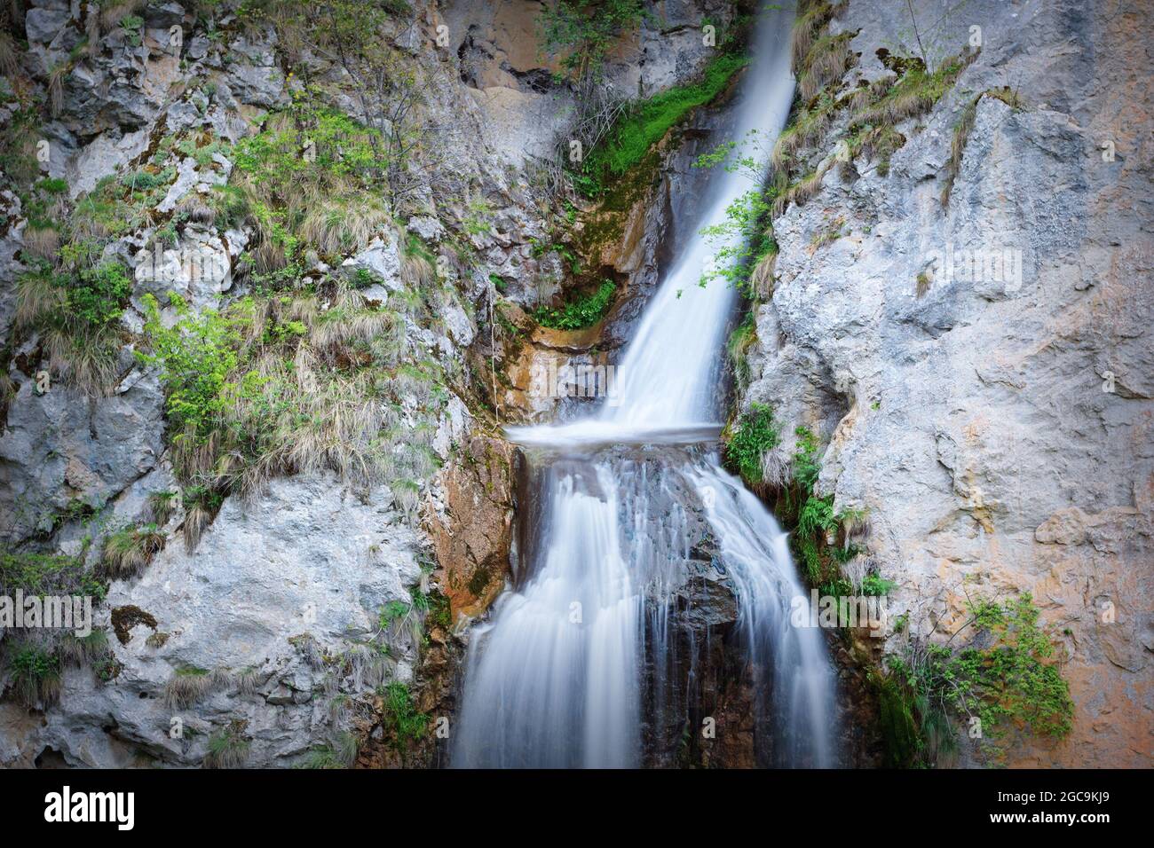 Vue sur la cascade de Dalbina dans les montagnes Apuseni, Roumanie Banque D'Images
