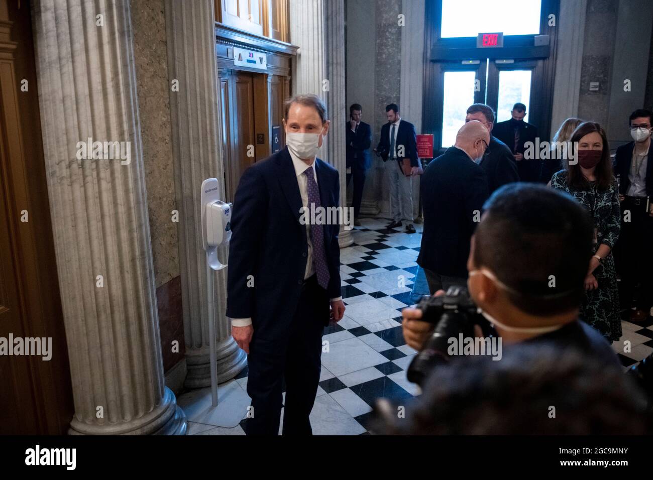 Washington, Vereinigte Staaten. 07e août 2021. Le sénateur américain Ron Wyden (démocrate de l'Oregon) quitte la salle du Sénat lors d'un vote au Capitole des États-Unis à Washington, DC, le samedi 7 août 2021. Credit: Rod Lamkey/CNP/dpa/Alay Live News Banque D'Images