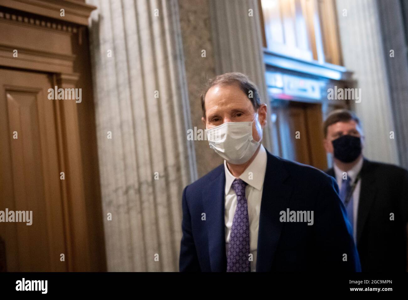 Washington, Vereinigte Staaten. 07e août 2021. Le sénateur américain Ron Wyden (démocrate de l'Oregon) quitte la salle du Sénat lors d'un vote au Capitole des États-Unis à Washington, DC, le samedi 7 août 2021. Credit: Rod Lamkey/CNP/dpa/Alay Live News Banque D'Images