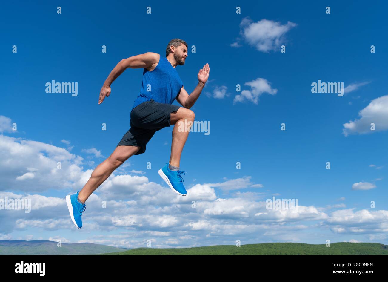 activité d'entraînement. homme en bonne santé sautant. homme en forme physique dans les vêtements de sport. plein d'énergie. Banque D'Images