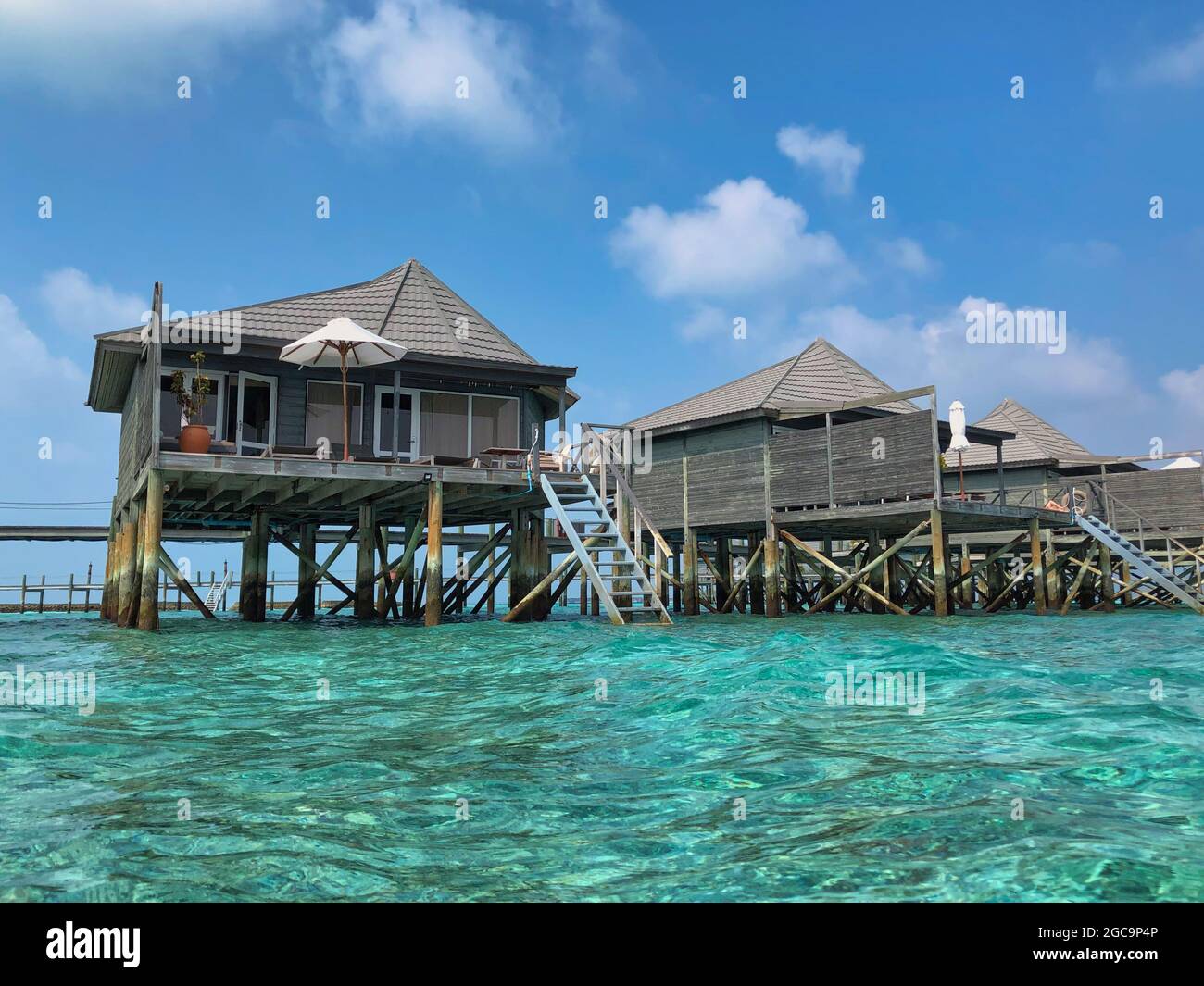 Villa en bois avec lagune dans le complexe des Maldives. Vue magnifique sur le bungalow sur l'eau et la mer de Laccadive aux Maldives. Banque D'Images