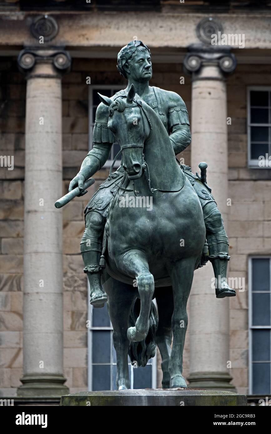 La statue équestre de Charles II sur la place du Parlement, Édimbourg, Écosse, Royaume-Uni. Banque D'Images