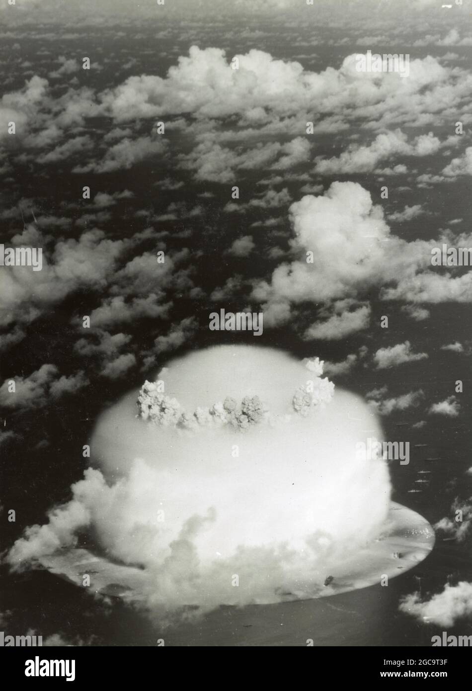 Explosion nucléaire (fission) et nuage de champignons à l'essai nucléaire de l'opération Crossroads (Baker Day) à l'atoll de bikini en 1946 Banque D'Images