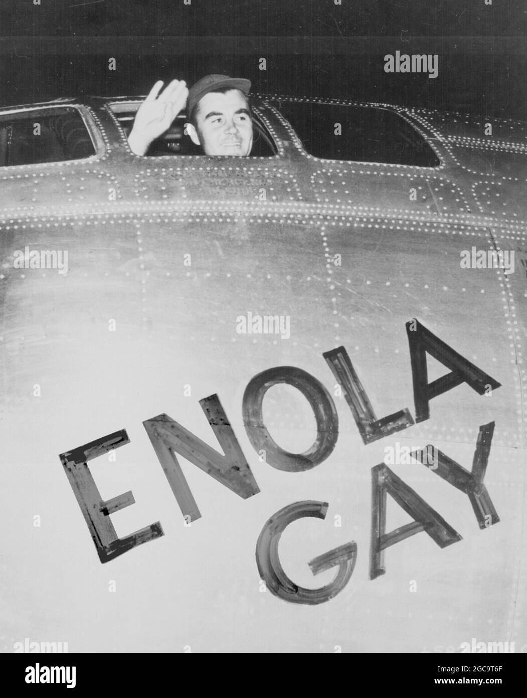 Le colonel Paul Tibbbbets dans la Superforteresse de Boeing B-29 Enola gay qui a lâché la première arme atomique sur Hiroshima le 6 août 1945 Banque D'Images