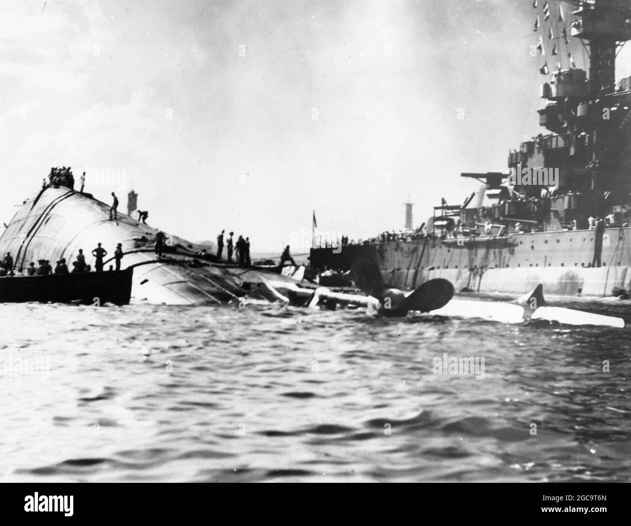 L'USS Oklahhoma après l'attaque japonaise sur Pearl Harbor, décembre 7 1941. Banque D'Images