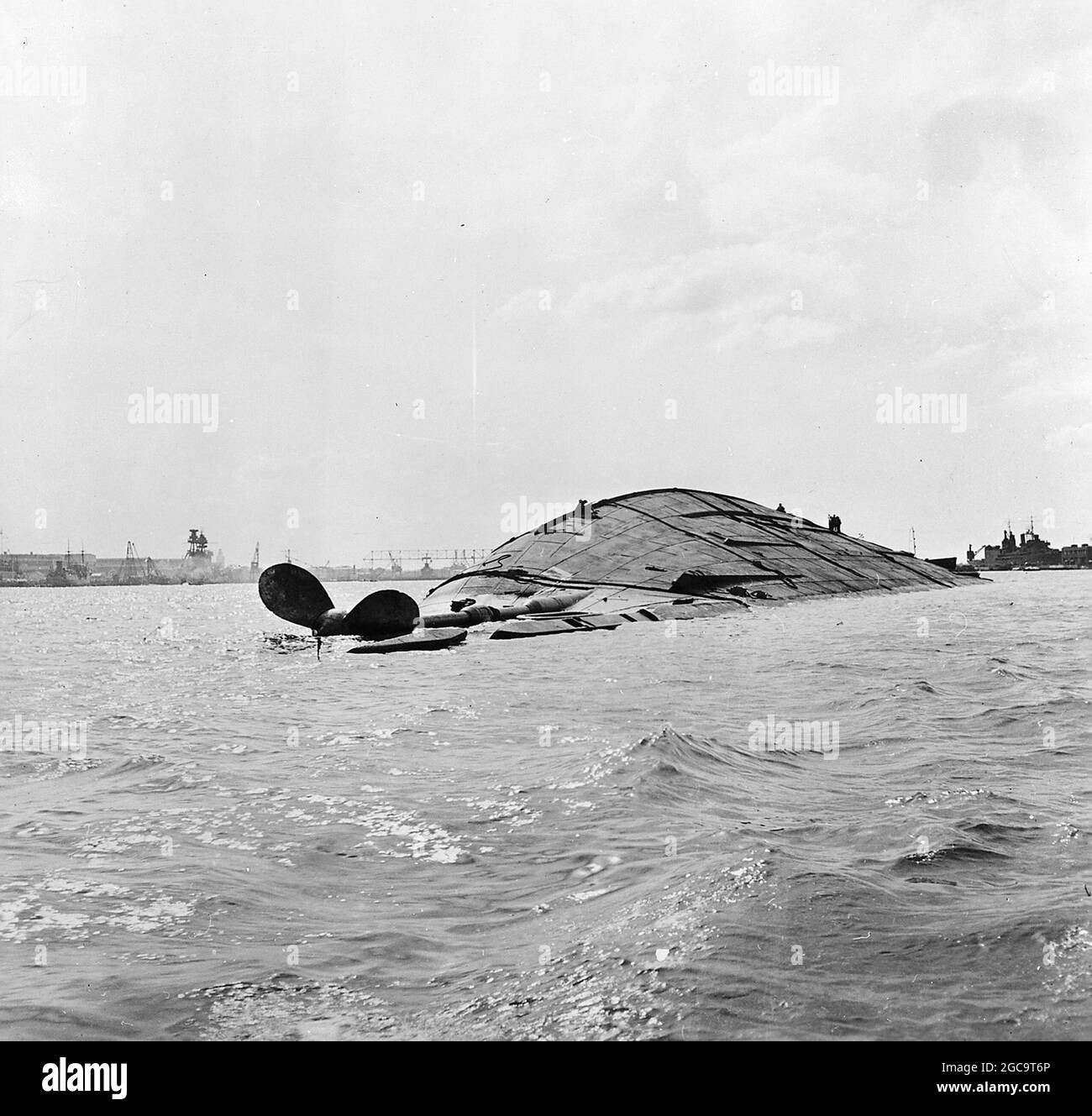 L'USS Oklahhoma après l'attaque japonaise sur Pearl Harbor, décembre 7 1941. Banque D'Images
