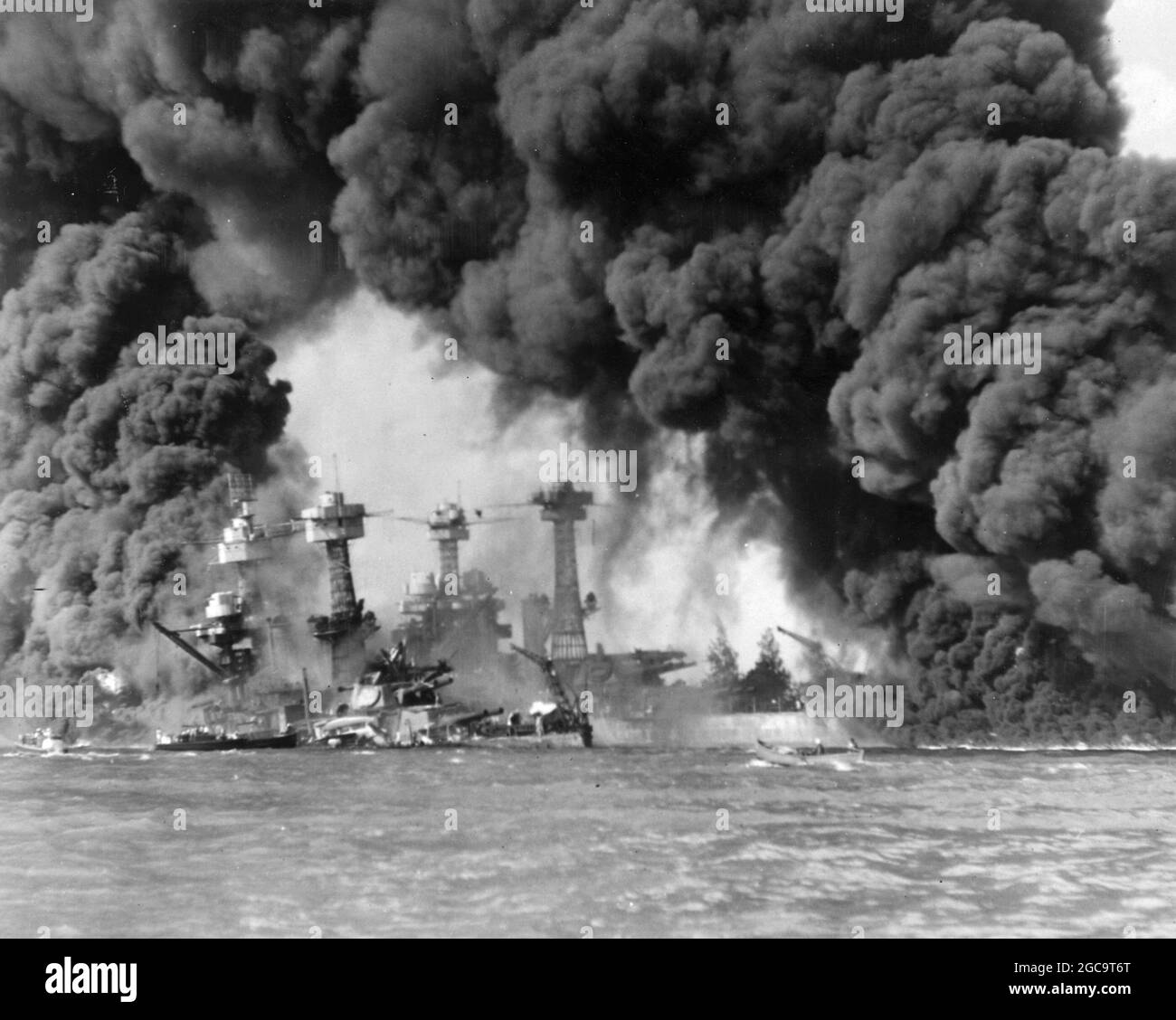 Les bataillons USS West Virginia et USS Tennessee brûlent à Pearl Harbor le 7 décembre 1941, Hawaii, États-Unis Banque D'Images