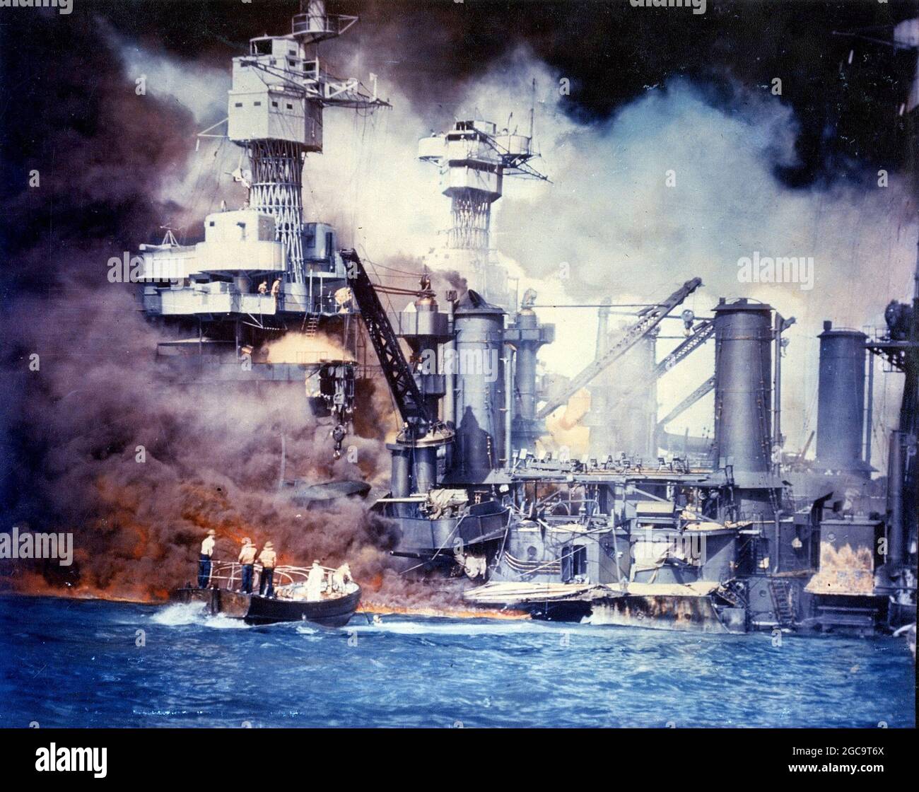 L'USS West Virginia brûlant à Pearl Harbor le 7 décembre 1941, Hawaii, Etats-Unis Banque D'Images