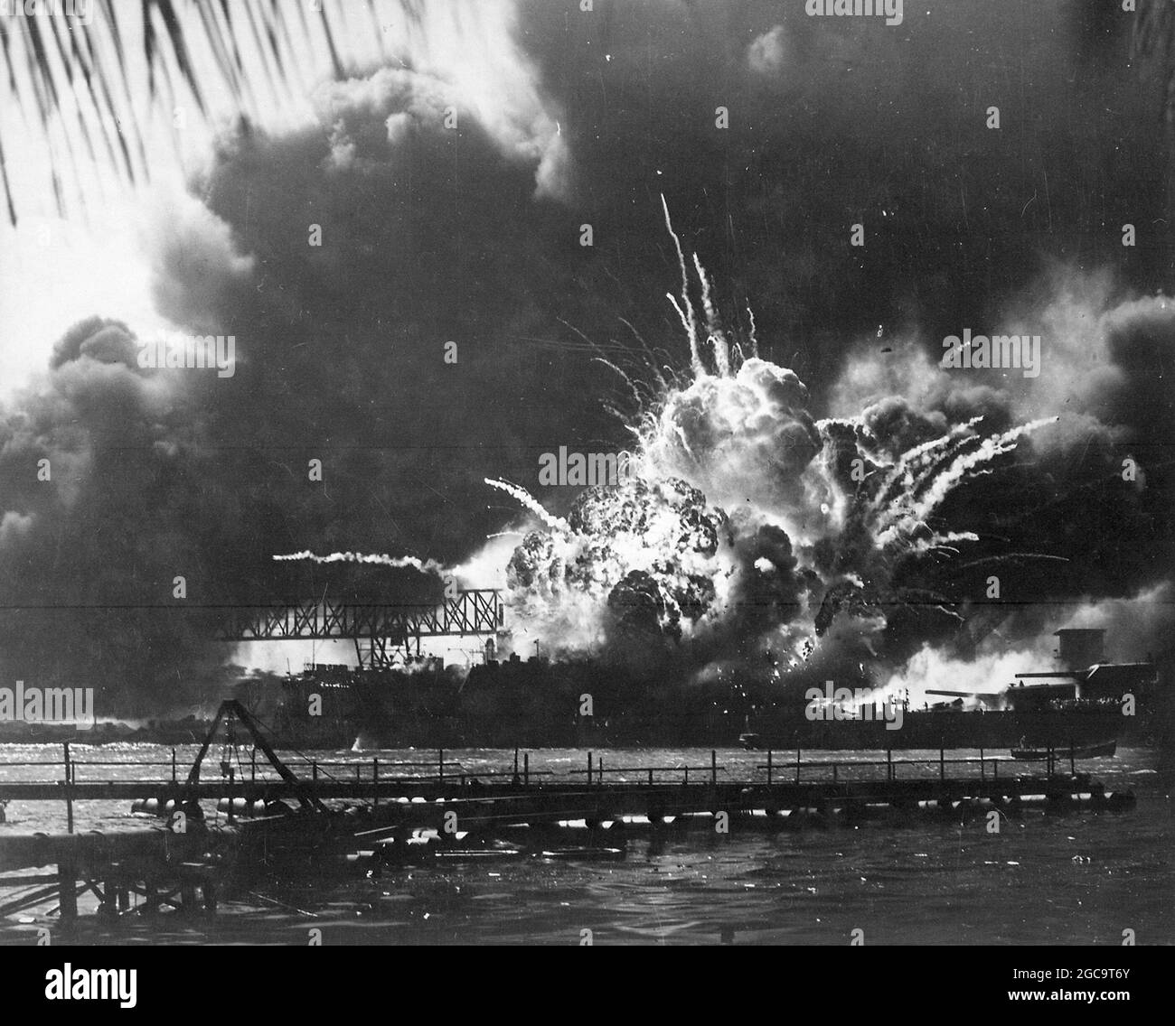 L'USS Shaw explose à Pearl Harbor le 7 décembre 1941, Hawaii, États-Unis Banque D'Images