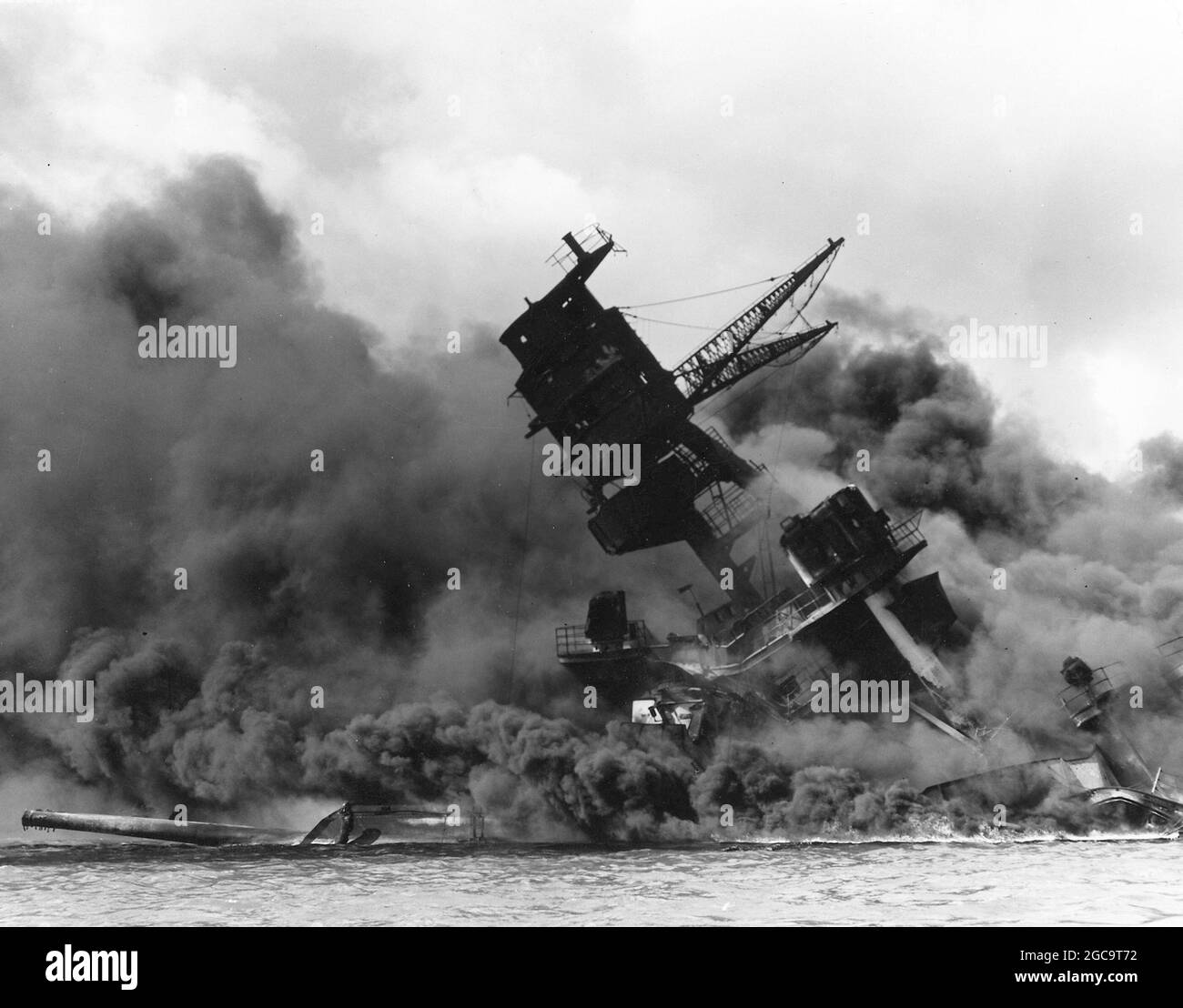 L'USS Arizona brûle à Pearl Harbor le 7 décembre 1941, Hawaii, Etats-Unis Banque D'Images
