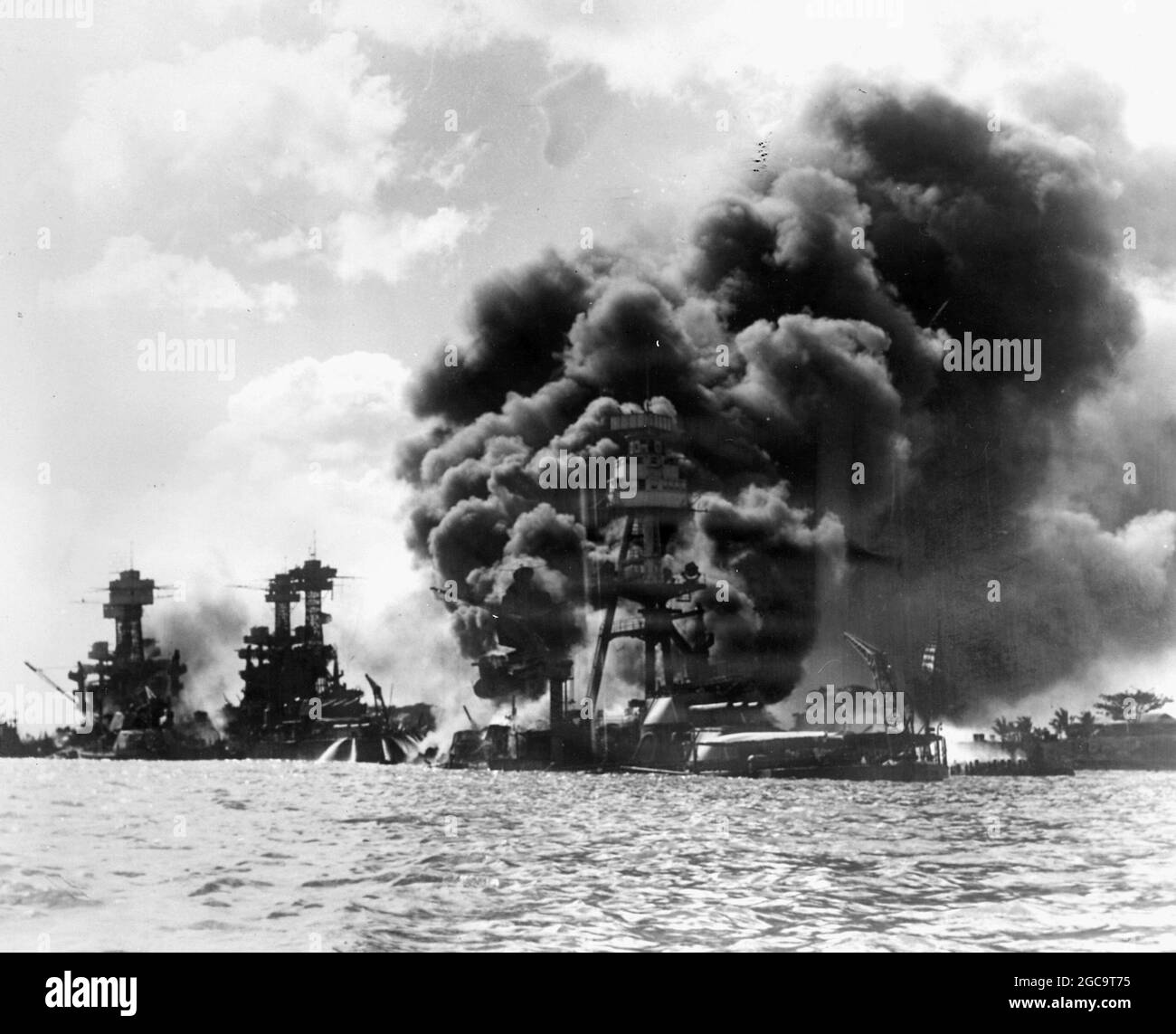 Des cutleships brûlent à Pearl Harbor le 7 décembre 1941, Hawaii, États-Unis. L. à R. USS Arizona, USS Tennessee et USS West Virginia. Banque D'Images