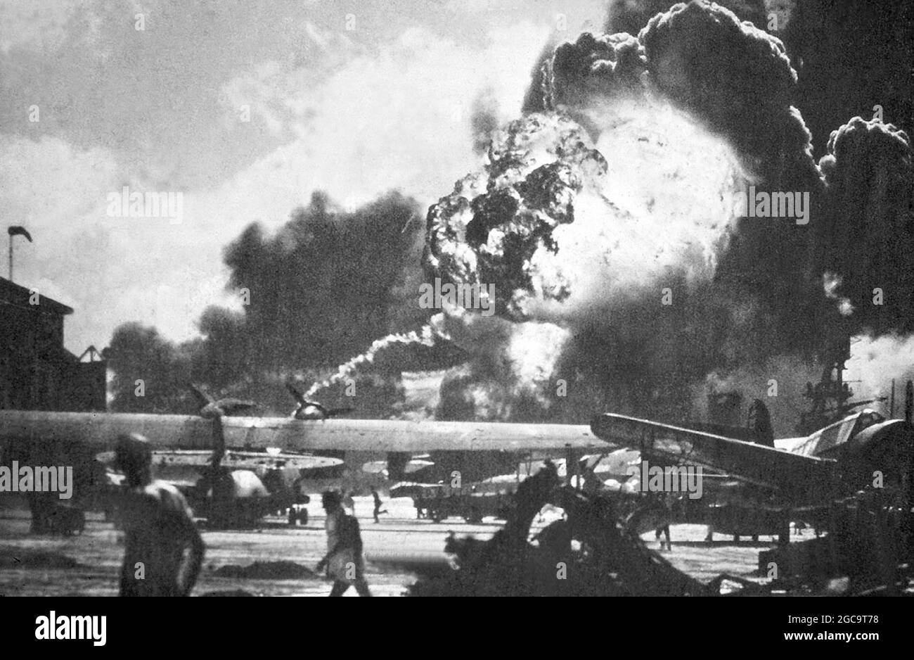 Avion à Hickam Field en feu après le bombardement de Pearl Harbor Banque D'Images