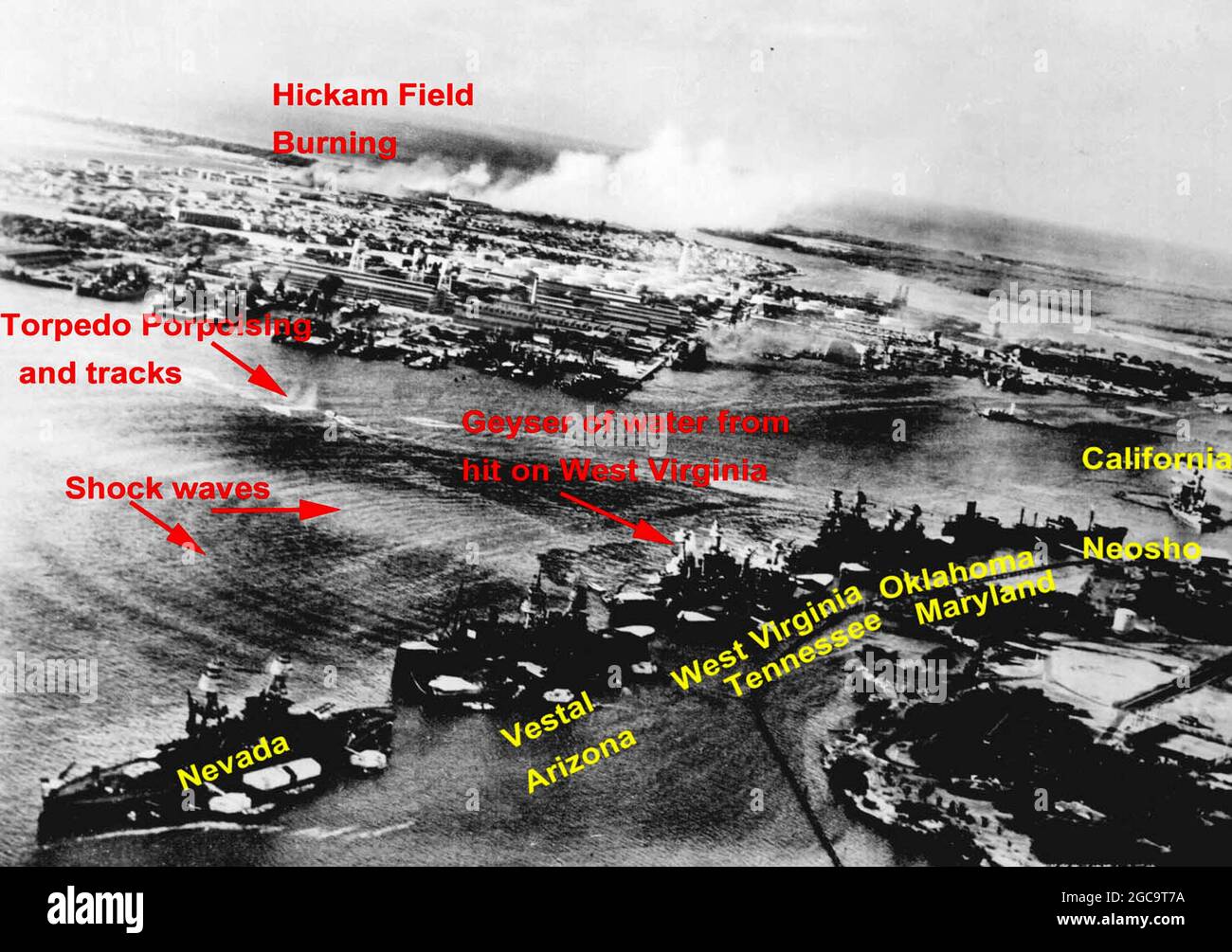 Une photo annotée de l'attaque sur Pearl Harbor le 7 décembre 1941, Hawaii, États-Unis Banque D'Images
