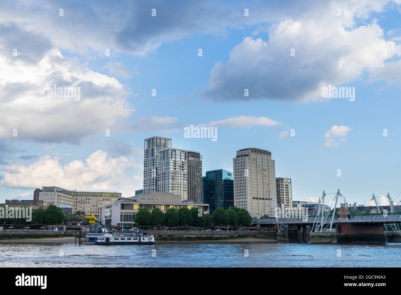 Le Royal Festival Hall, le Shell Centre et les bâtiments de Casson Square sur la rive sud de la Tamise. Londres - 4 août 2021 Banque D'Images